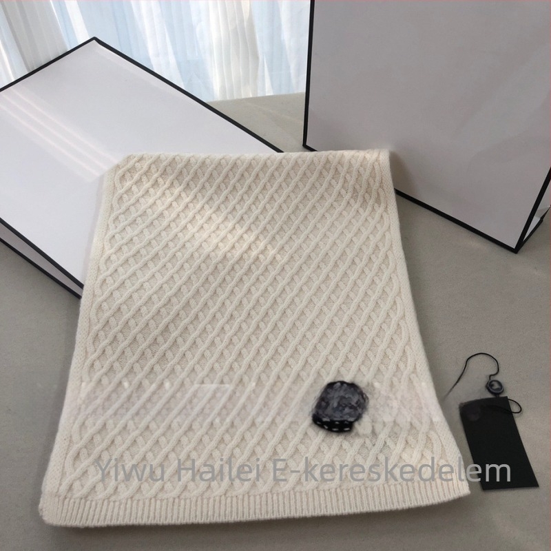 Kötött jacquard sál, kétoldalas, műkasmírhatású, pamut alapanyag, téli meleg