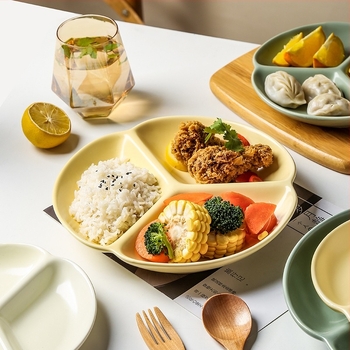 Nordic porcelán osztott tányér egy személyre, három rekesz, négyzet alakú, mikrohullámú sütőben használható