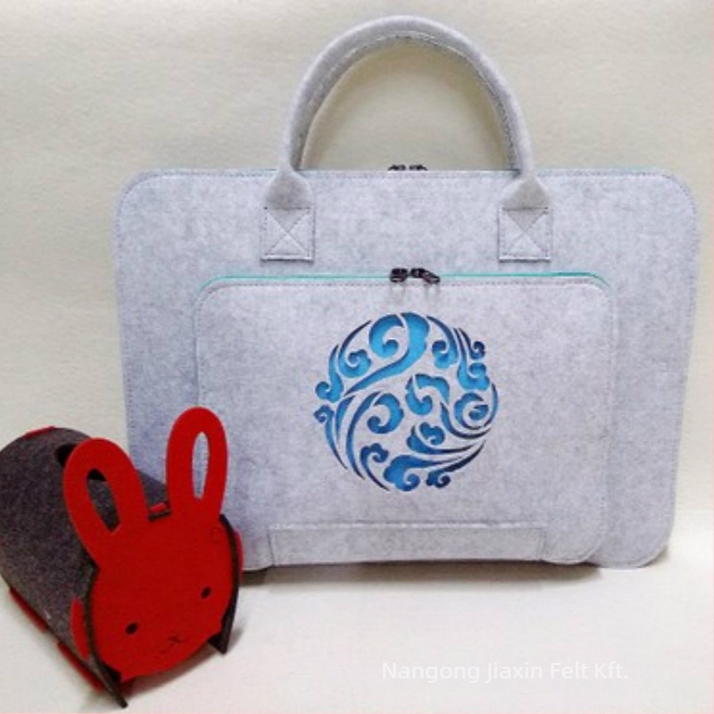 Filc laptop táska cipzárral, poliészter bélés, testreszabható modell, kopásállóság és földrengés elleni védelem