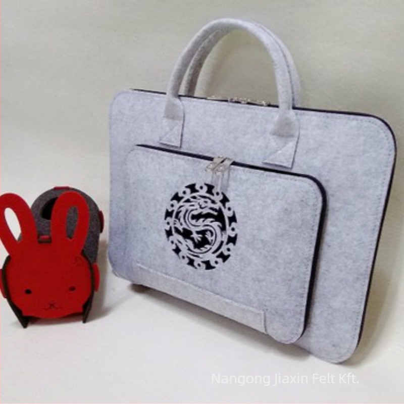 Filc laptop táska cipzárral, poliészter bélés, testreszabható modell, kopásállóság és földrengés elleni védelem