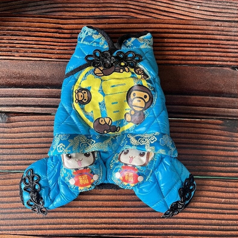 Denim kutyaruha medve mintával, őszi-téli szezonra, gombos záródás, négylábú kutyáknak (Anyag: denim; Szezon: ősz-tél; Dizájn: medve minta; Zárás: gomb; Kategória: négylábú kutyák ruházata)