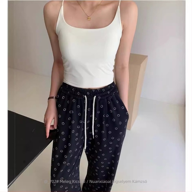 Jégselyem camisole beépített kosarakkal, rövid hosszúságú, varrat nélküli hátsó rész, vékony vállpántok