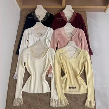 V-nyakú bársony kötött felső, masnival és csipke díszítéssel, hosszú ujjak, karcsú szabás