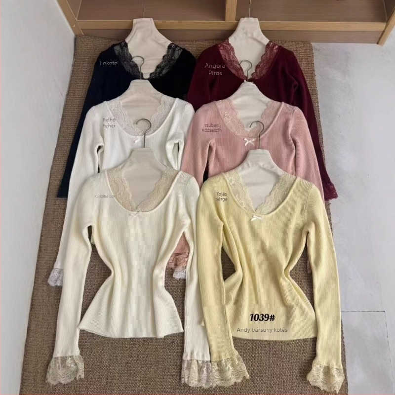 V-nyakú bársony kötött felső, masnival és csipke díszítéssel, hosszú ujjak, karcsú szabás