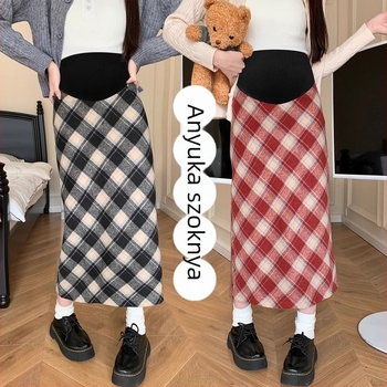 Kismama ruha kockás mintával, A-vonalú szabás, szőrme gallér, rövid uszályú fazon
