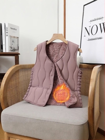 Női rövid quiltelt mellény V-nyakkal, egygombos záródás, egyszínű minta; Fő anyag: rayon ≥95%; Kitöltő: poliészter rost; Külső anyag: poliészter