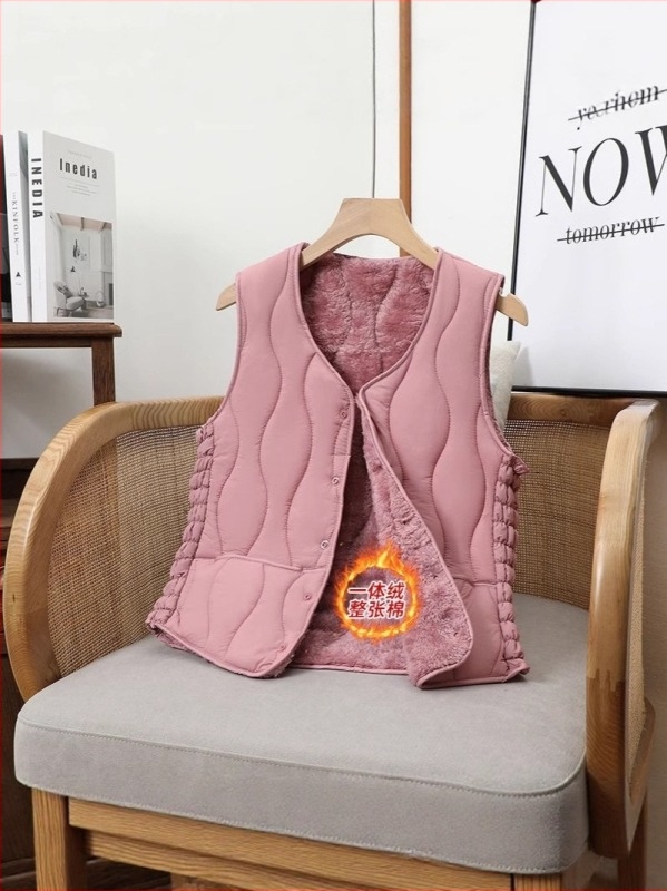 Női rövid quiltelt mellény V-nyakkal, egygombos záródás, egyszínű minta; Fő anyag: rayon ≥95%; Kitöltő: poliészter rost; Külső anyag: poliészter