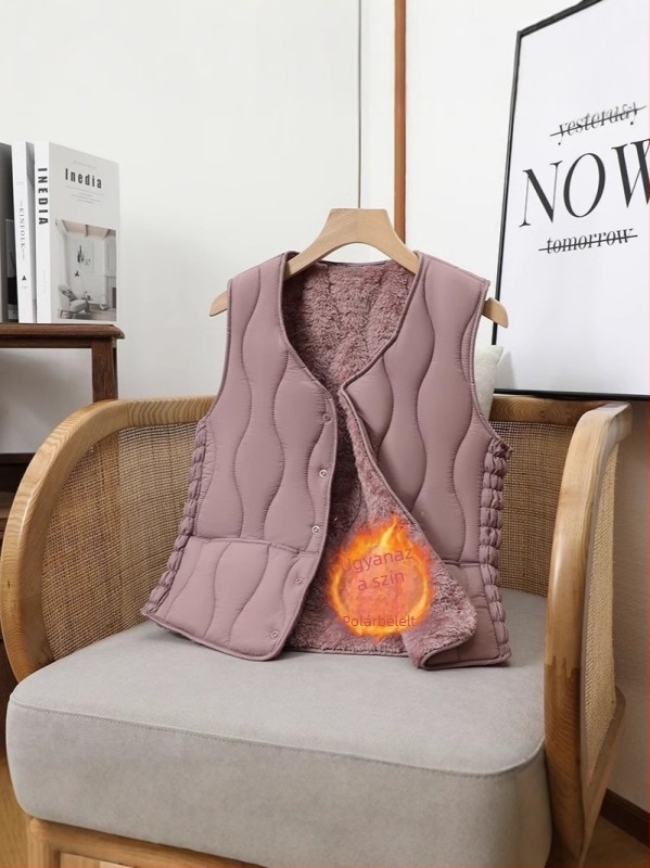Női rövid quiltelt mellény V-nyakkal, egygombos záródás, egyszínű minta; Fő anyag: rayon ≥95%; Kitöltő: poliészter rost; Külső anyag: poliészter