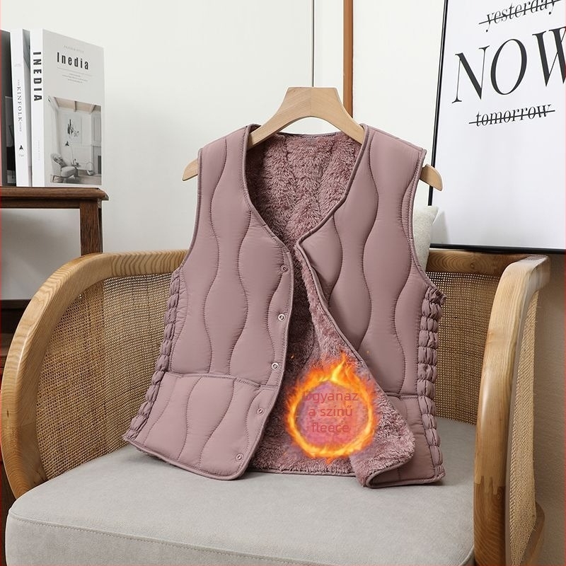 Női rövid quiltelt mellény V-nyakkal, egygombos záródás, egyszínű minta; Fő anyag: rayon ≥95%; Kitöltő: poliészter rost; Külső anyag: poliészter