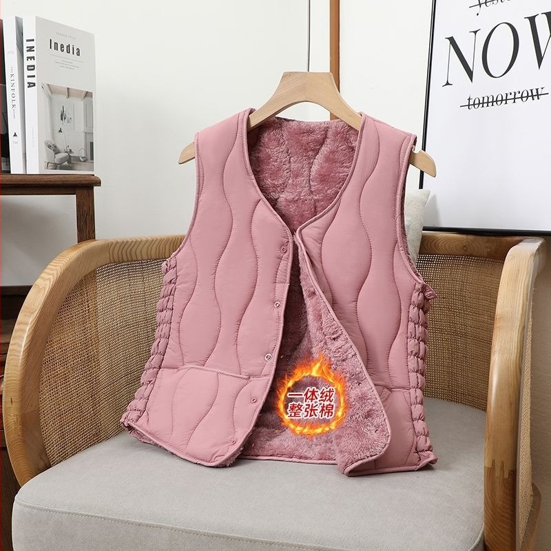 Női rövid quiltelt mellény V-nyakkal, egygombos záródás, egyszínű minta; Fő anyag: rayon ≥95%; Kitöltő: poliészter rost; Külső anyag: poliészter