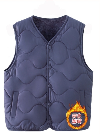 V-nyakú mellény, rövid fazon (40–50 cm hosszú), poliészter anyagú töltet poliészter-pamut, laza kardigán stílus