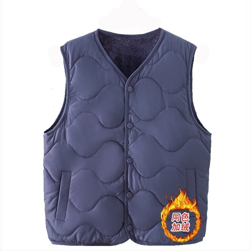 V-nyakú mellény, rövid fazon (40–50 cm hosszú), poliészter anyagú töltet poliészter-pamut, laza kardigán stílus