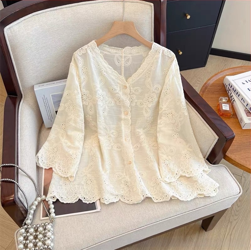 Csipés hímzett kötött kardigán V-nyakkal, 3/4-es ujjú, laza szabás, pamut-lin keverék anyag, geometrikus minták