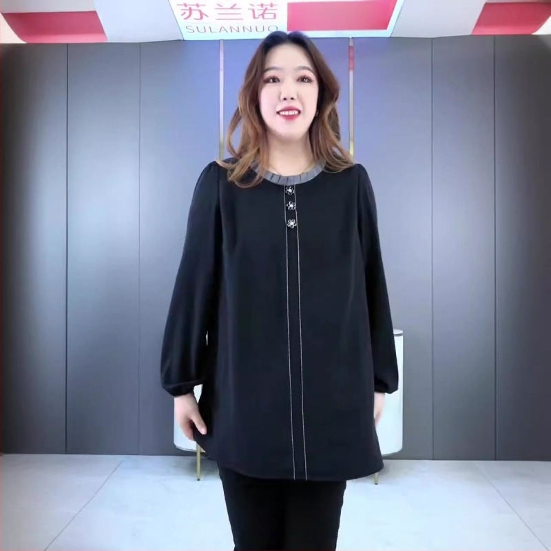 Pöttyös mintás chiffon blúz, V-nyakú, puffos ujjú, laza szabás