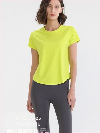 Fitnesz póló hálós szellőző anyagból, rövid ujjú, karcsúsított szabás, fényvisszaverő varrások (Nylon anyag, anyag összetétel: 80%)