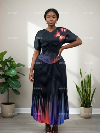 Chiffonból készült két részes női szett gradientnyomással, plisírozott hosszú szoknyával és gyűrött felsővel, irodai viselethez