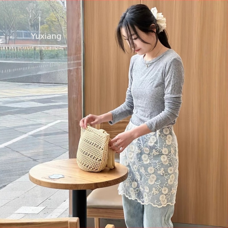 Csipkés 3D mintázatú szoknya, rétegzett kötény-fedő dizájn, középhosszú, 90–95% poliészter