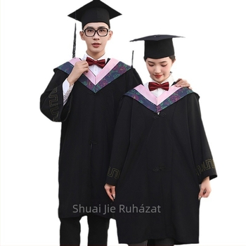 Bakkalaureáti köntös diplomaosztóra, uniszex, egyetemi stílus, tudományokhoz és a humán tudományok területére, előadási ruházat