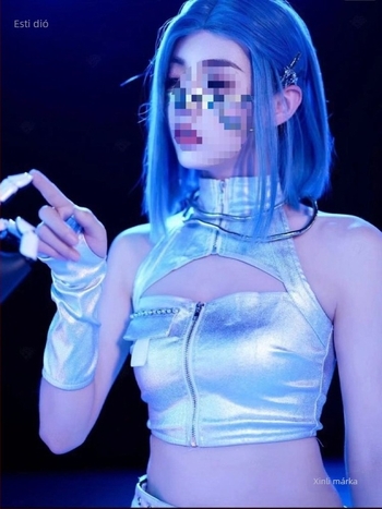 K-Pop lánycsoportos táncruha — AI robot futurisztikus technológiai esztétika, uniszex, 2024 nyár