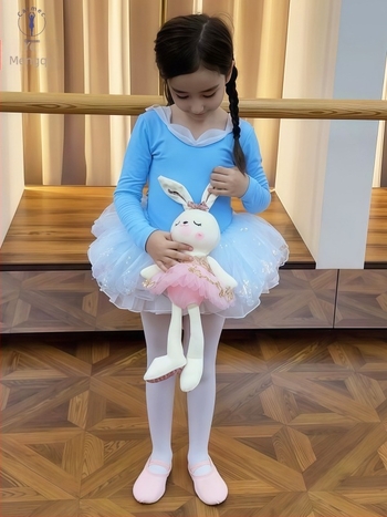 Gyerekeknek szóló balett- és gimnasztika ruházat: felső hosszú ujjú és szoknya, hátán pillangó mintával; nejlon anyag, puha felületkezelés, enzimes mosás; 3–8 évesek