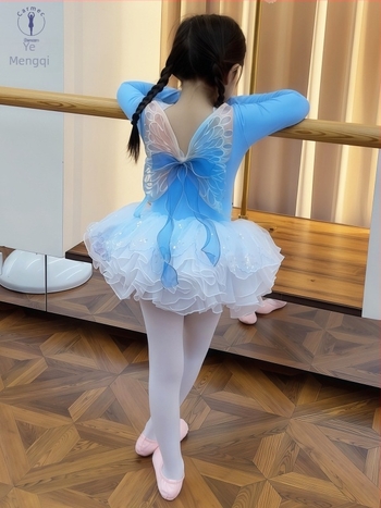 Gyerekeknek szóló balett- és gimnasztika ruházat: felső hosszú ujjú és szoknya, hátán pillangó mintával; nejlon anyag, puha felületkezelés, enzimes mosás; 3–8 évesek