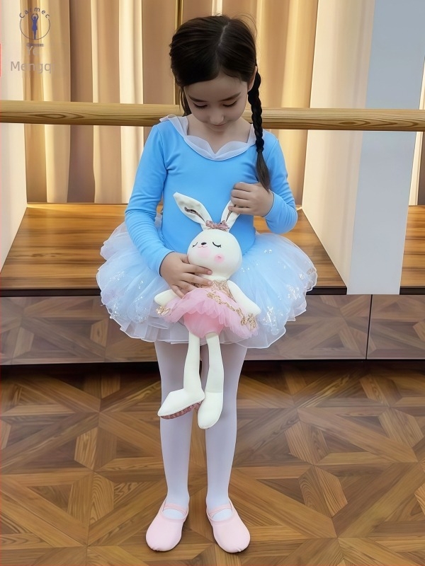 Gyerekeknek szóló balett- és gimnasztika ruházat: felső hosszú ujjú és szoknya, hátán pillangó mintával; nejlon anyag, puha felületkezelés, enzimes mosás; 3–8 évesek