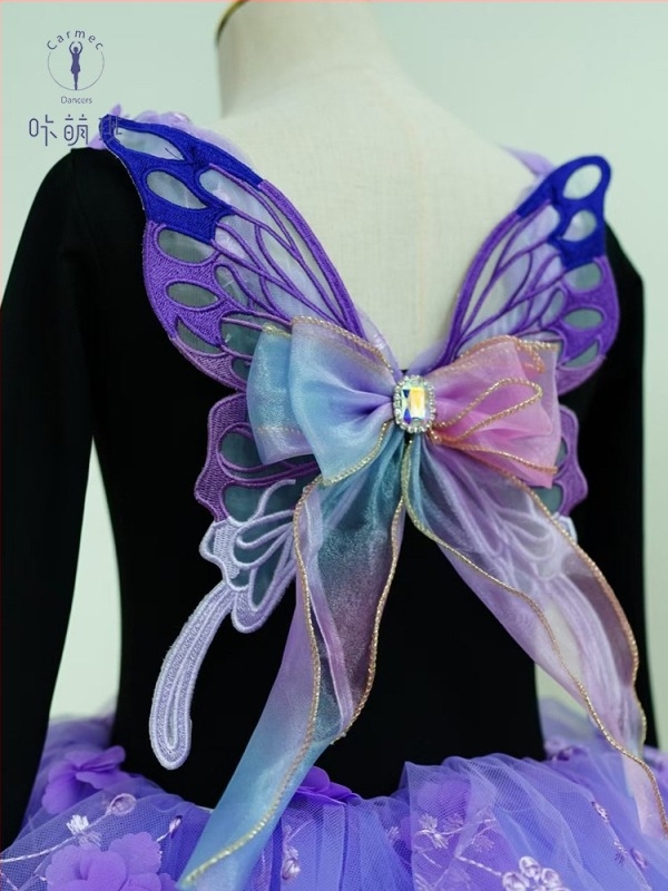 Gyerekeknek szóló balett- és gimnasztika ruházat: felső hosszú ujjú és szoknya, hátán pillangó mintával; nejlon anyag, puha felületkezelés, enzimes mosás; 3–8 évesek