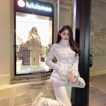 Női pehelydzseki, karcsú szabású, álló gallér, cipzár, 86–90% pehelytartalom, vékony poliészter anyag
