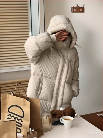 Kapucnis pehelykabát, vastagított, tolltöltés 51-55%, fő anyag: spandex