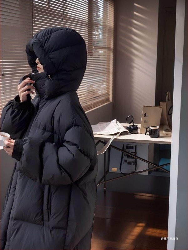 Kapucnis pehelykabát, vastagított, tolltöltés 51-55%, fő anyag: spandex