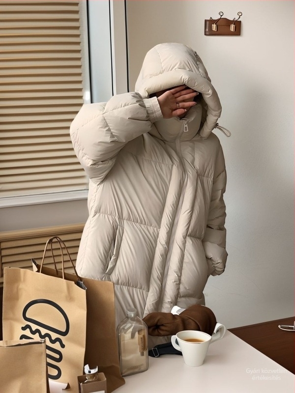 Kapucnis pehelykabát, vastagított, tolltöltés 51-55%, fő anyag: spandex