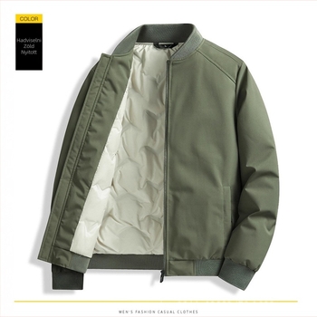 Férfi téli pehelykabát fehér kacsapúppal, tolltartalom 46-50%, töltet 550, hideg elleni védelem (-20°C-tól -5°C-ig), fő anyag és bélés 100% poliészter