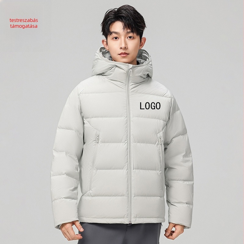 Kapucnis pehelykabát, lazább szabású, vízálló és hidegálló, pehelytartalom 51-55%, külső Nylon anyag.