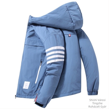 Férfi rövid tollkabát kapucnival, négycsíkos munkaruházati stílusban, testhezálló fazon (Töltet: pehely; Töltőerő: 550; Hővédelmi szint: -5°C-tól 0°C-ig; Kapucni: Igen; Siluett: testhezálló)