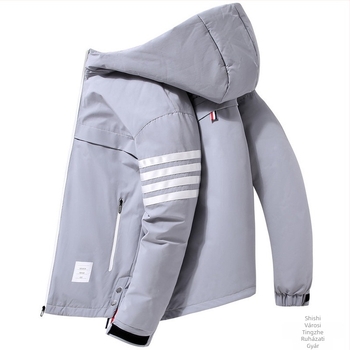 Férfi rövid tollkabát kapucnival, négycsíkos munkaruházati stílusban, testhezálló fazon (Töltet: pehely; Töltőerő: 550; Hővédelmi szint: -5°C-tól 0°C-ig; Kapucni: Igen; Siluett: testhezálló)