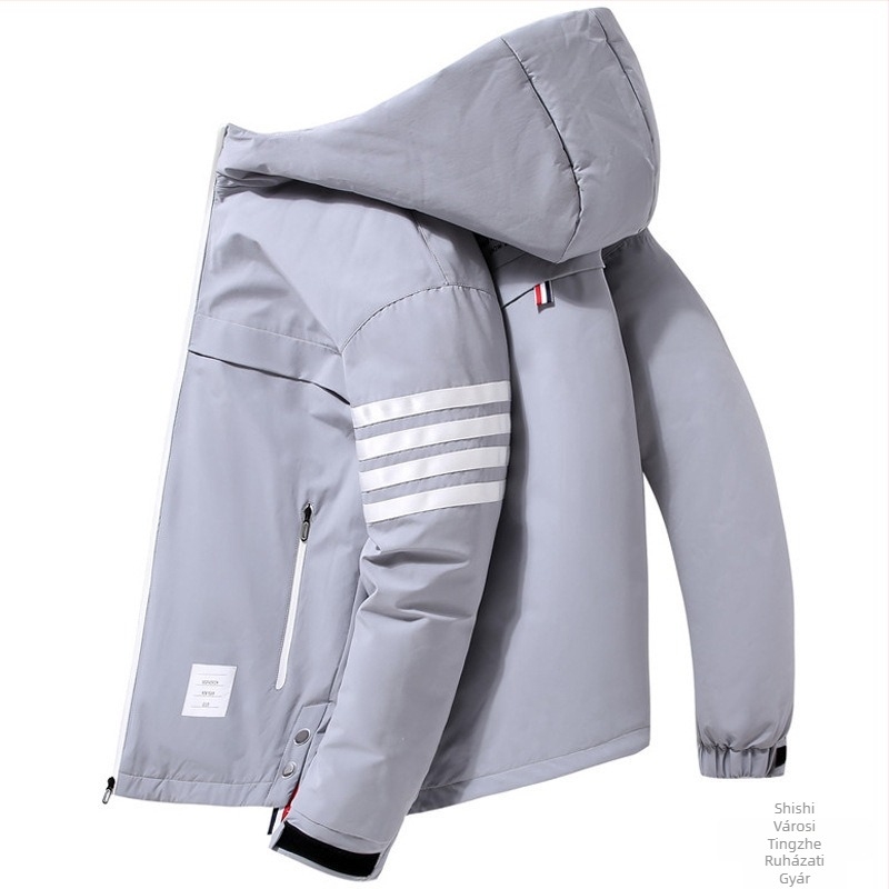 Férfi rövid tollkabát kapucnival, négycsíkos munkaruházati stílusban, testhezálló fazon (Töltet: pehely; Töltőerő: 550; Hővédelmi szint: -5°C-tól 0°C-ig; Kapucni: Igen; Siluett: testhezálló)