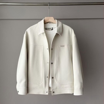 Férfi fehér kacsa tollal töltött dzseki • tolltartalom 66–70% • hidegállóság -20℃ … -5℃ • külső anyag poliészter • bélés poliészter • egyrészes záródás, kapucni nélkül