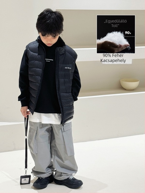 Gyermekeknek készült tollas mellény, ujj nélküli, rövid fazon, laza szabás; töltet: toll; töltet-tartalom: 86–90%; külső anyag: nylon; bélés: nylon; cipzáras zárás; 8 évesnél idősebbeknek (140 cm felett); téli 2025