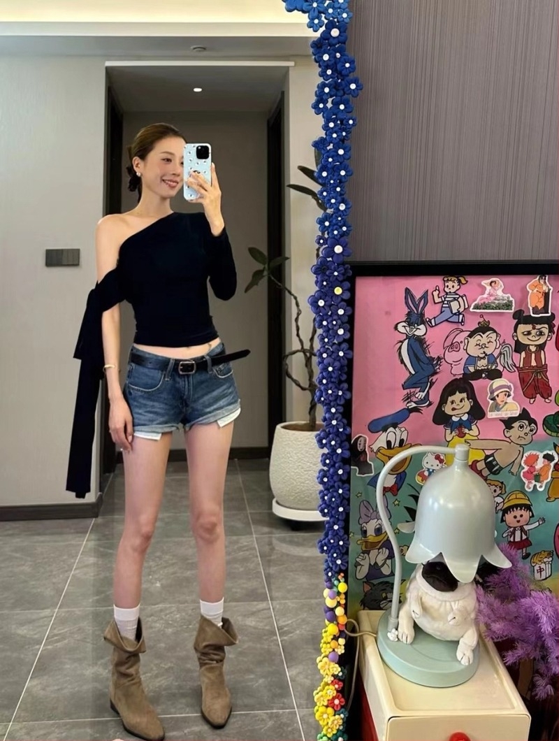 Női kötött top aszimmetrikus egyvállas kialakítással, hosszú ujjú, szabálytalan vonalú szabás, egy vonalú gallér, fő anyag tartalma 95%+