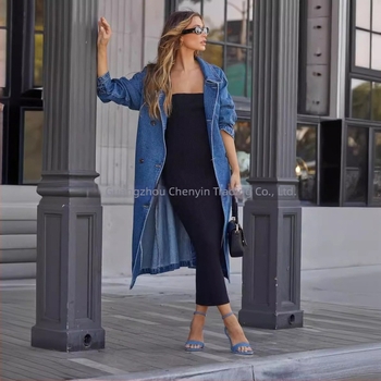Női hosszú trench kabát denim-pamut anyagból, záródás több csattal, dupla zsebek, bélelt, hossz 100 cm felett