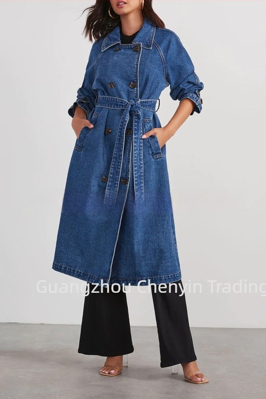 Női hosszú trench kabát denim-pamut anyagból, záródás több csattal, dupla zsebek, bélelt, hossz 100 cm felett