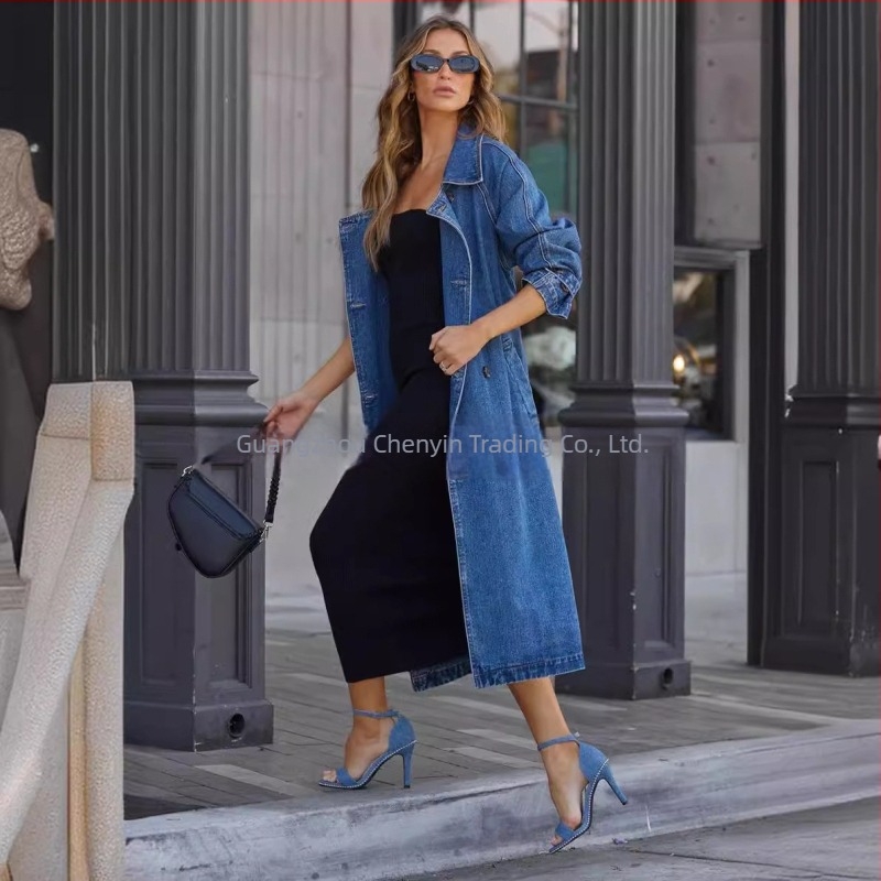 Női hosszú trench kabát denim-pamut anyagból, záródás több csattal, dupla zsebek, bélelt, hossz 100 cm felett