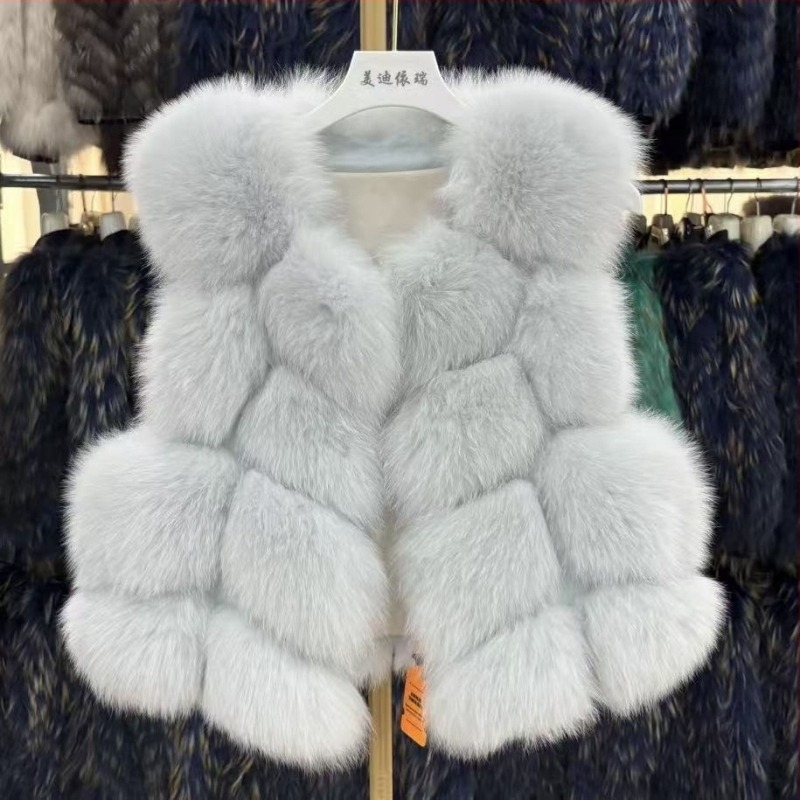 Női ujjatlan rókaszőrös mellény, V-nyakú, rövid fazon, krém színű, koreai ihletésű elegáns stílus.