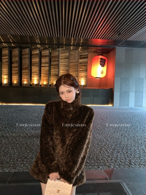 Női műszőrme kabát magas gallérral, hosszú ujjú, középhosszú (50–65 cm), elegáns iroda stílusú