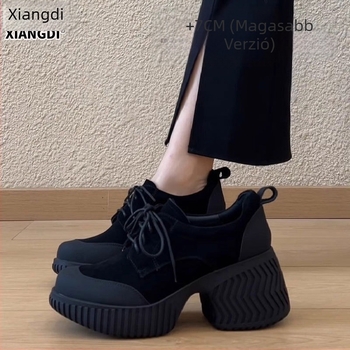 Mokaszínok karcsú felsőrésszel, báránybőr bélés, 6–8 cm-es magasságot növelő sarok, gumírozott talp