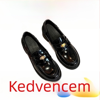 Női loaferek valódi marhabőrből, kerek orral, alacsony felsőrésszel, gumitalppal, belső bélés sertésbőrből, vastag 3–5 cm sarok, brit stílus