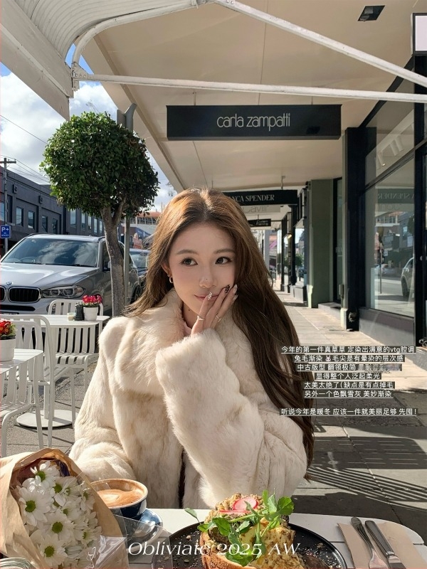 Nyúl szőrmés külső ruházat gradient szőrszál csúcsokkal, kétszínű gallér, hosszú ujjú, 2025-ös téli szezon