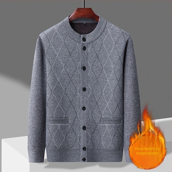 Férfi kötött kardigán, laza szabású, kerek nyakú, hosszú ujjú, fleece bélés, jacquard mintázat, poliészter-alapanyag.