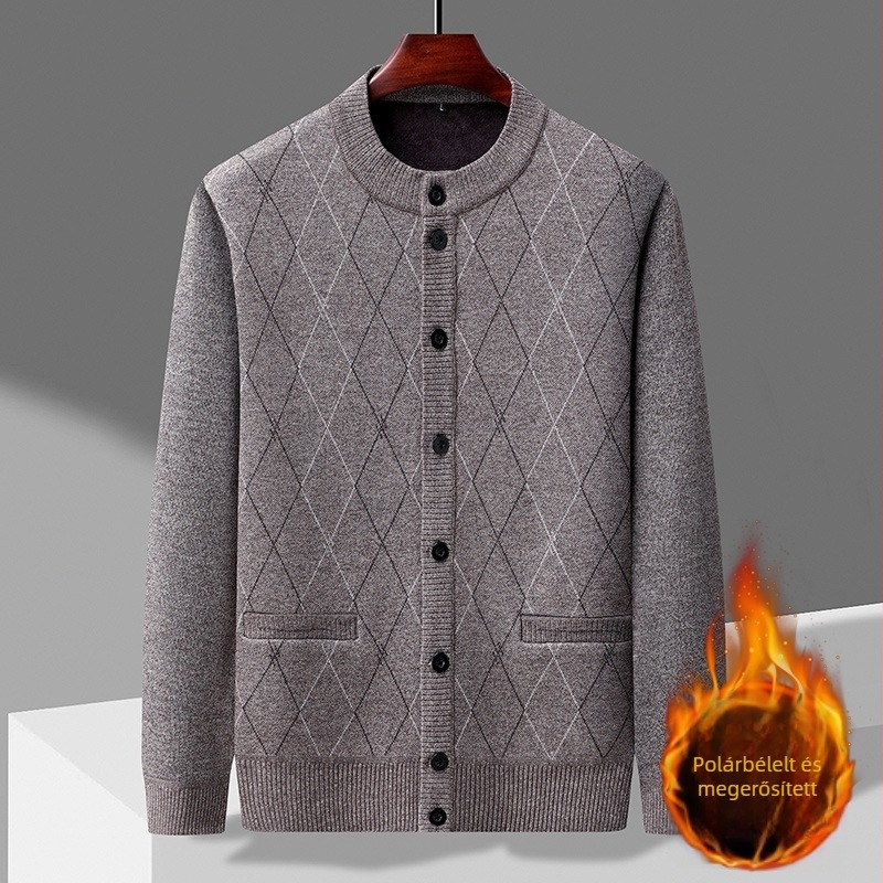 Férfi kötött kardigán, laza szabású, kerek nyakú, hosszú ujjú, fleece bélés, jacquard mintázat, poliészter-alapanyag.