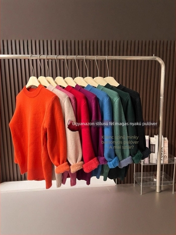 Fleece-kötésű alapfelső kapucnival és fél-nyakú gallérral, hosszú ujjú, egyszínű mintázat; anyag: gyapjú-keverék poliészterrel